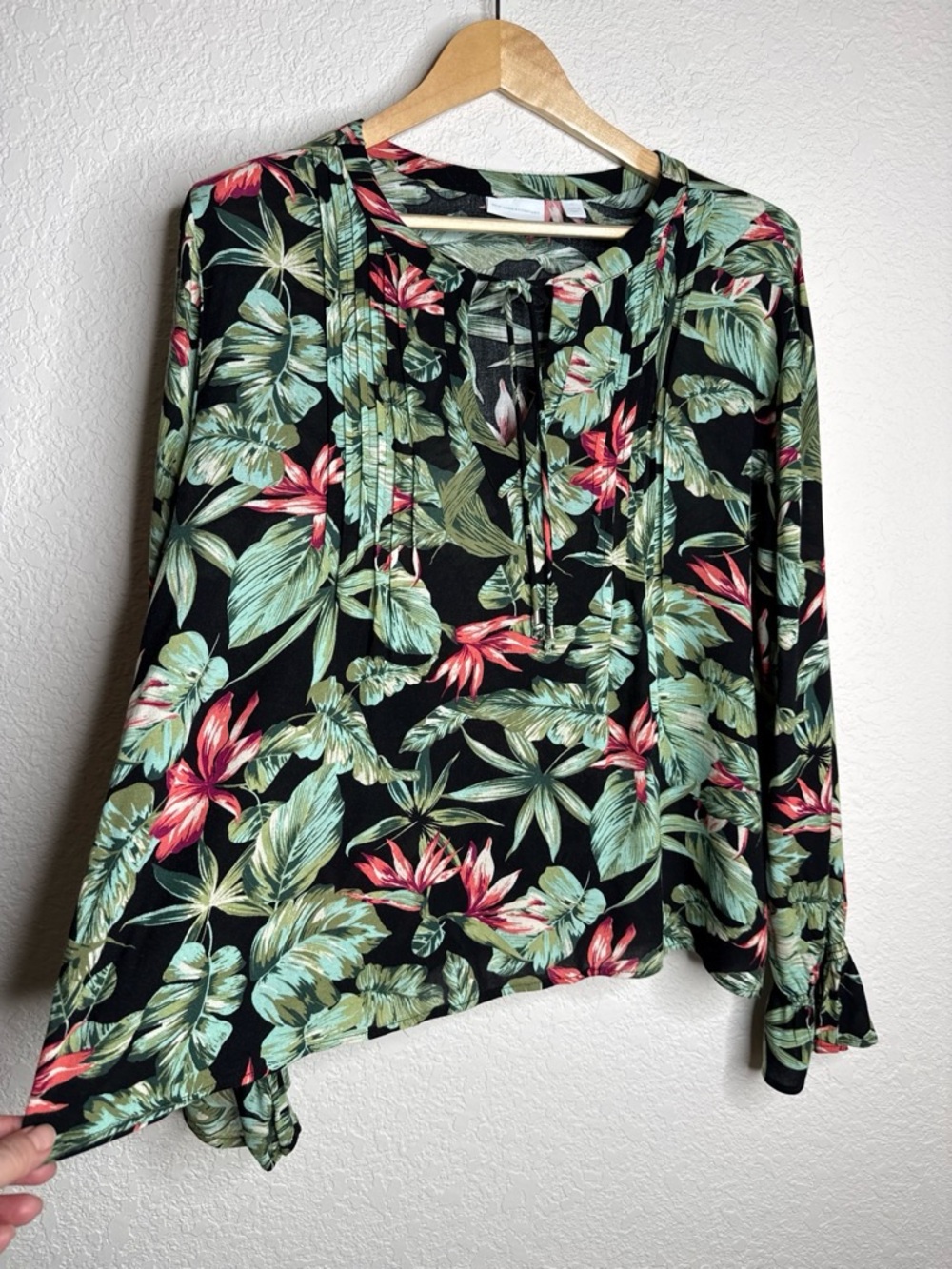 New York & Company Tropical Floral Long Sleeve Tie-Neck Top Large Flowy